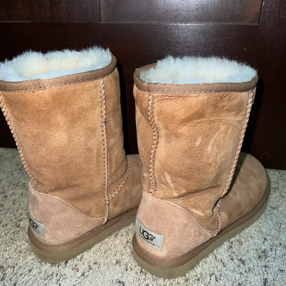Womens Like New Chestnut Classic Ugg Boots Size 7